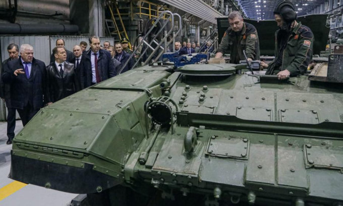Ông Medvedev: Tốc độ sản xuất vũ khí Nga tăng gấp nhiều lần