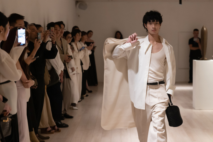 Show diễn tối giản của Lâm Gia Khang