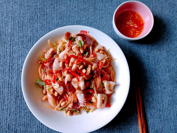 Gỏi đu đủ mực chua cay nhâm nhi cuối tuần