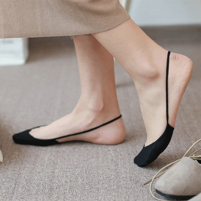 "Đi giày mà không đi tất thà đi chân đất còn hơn": Đúng cả với giày cao gót