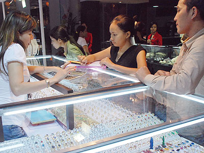 Thị trường vàng “dậy sóng” 