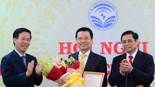 Ông Nguyễn Mạnh Hùng nhận quyết định quyền Bộ trưởng Thông tin Truyền thông