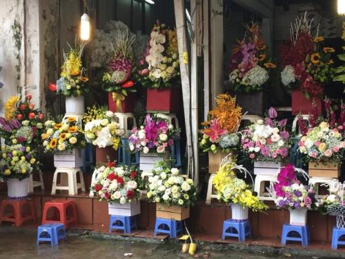 Thị trường hoa và quà tặng dịp 8/3: Hoa tươi tăng giá từng ngày