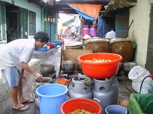 Mứt sản xuất trên nền nhà hoặc trong những con hẻm chật chội, dơ bẩn...