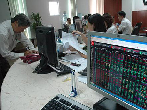 Chứng khoán chờ... hút tiền