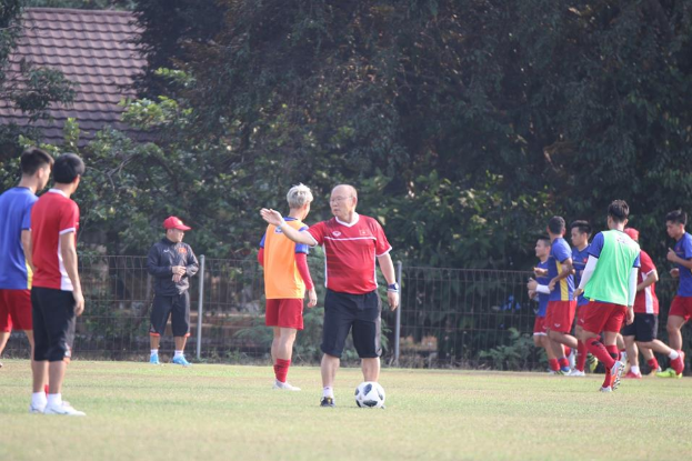 Trưởng đoàn Trần Đức Phấn lên tiếng về chuyện sân tập của U23 Việt Nam