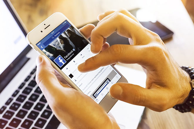 Lạ mắt với nút Online màu xanh mới xuất hiện trên News Feed của Facebook