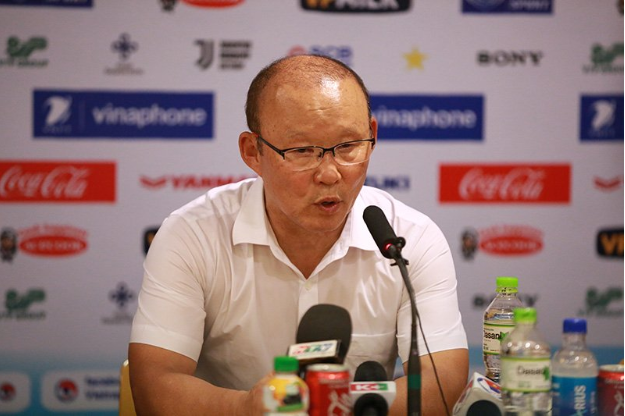 HLV Park Hang Seo: “Tôi tưởng Văn Hậu sút ra ngoài rồi!”