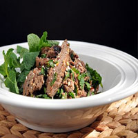 Ngọt thơm salad bò nướng chua cay