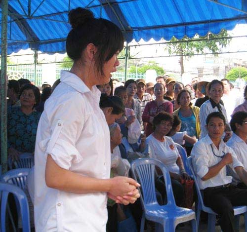 Mẹ cô gái tát CSGT: Xin được khoan dung! 