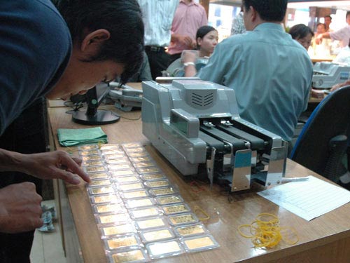 Bất ổn giá vàng trong nước 