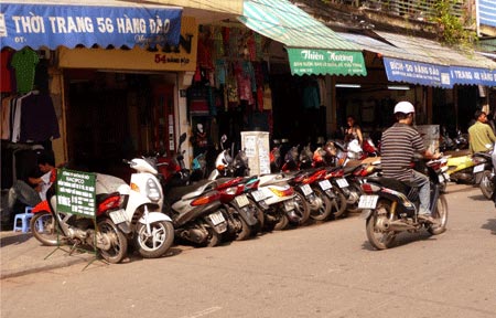 Dân phố Cổ: "Chúng tôi sẽ dắt xe về nhà" 