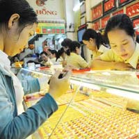 Nguy cơ tấn công tiền tệ qua kênh vàng