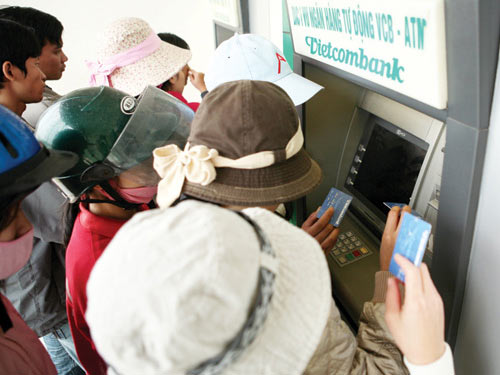 Điệp khúc tắc nghẽn ATM dịp tết 