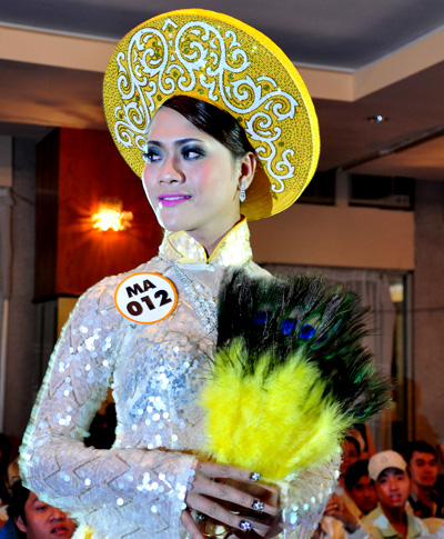  Những chàng đồng tính thướt tha áo dài 