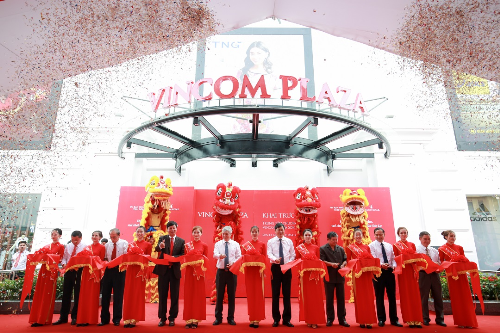 Vincom đồng loạt khai trương ba trung tâm thương mại mới