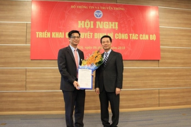 Quyền Bộ trưởng Bộ TT&TT Nguyễn Mạnh Hùng trao quyết định về nhân sự