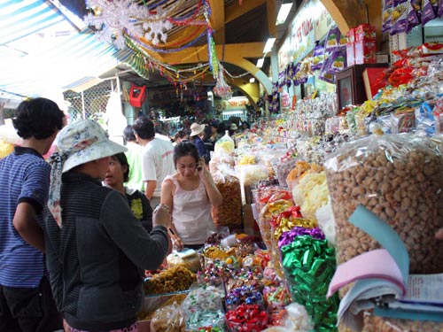 Bánh kẹo, thực phẩm dỏm tràn lan