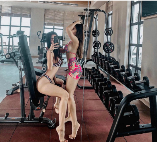 Mặc đồ bơi đi tập gym, 2 cô gái dáng đẹp như siêu mẫu gây khó hiểu