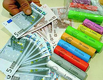 Quên hơn chục nghìn USD trong toilet