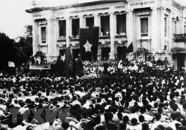 Không gian trưng bày tư liệu từ năm 1946 viết về Cách mạng tháng Tám