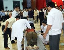 Sập sàn hội trường, hơn chục người rơi xuống hầm nước 