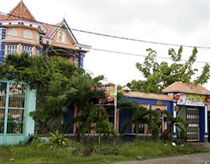 Nhộn nhịp xin số đề ở biệt thự của 3 cô gái chết trẻ