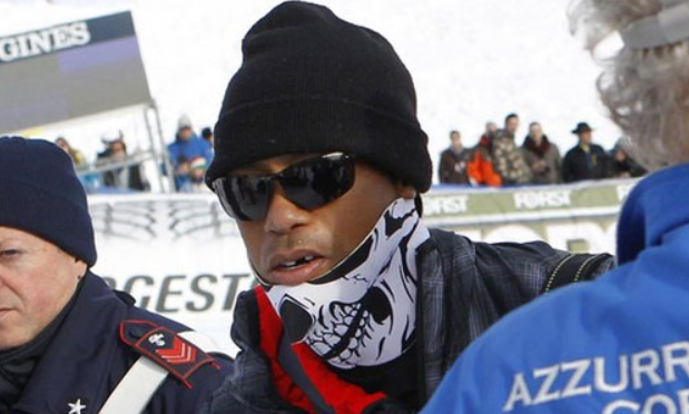 Tiger Woods bị gãy răng khi đi cổ vũ bạn gái