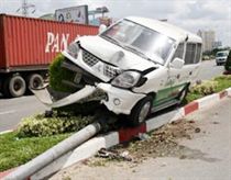 Taxi 'leo' dảy phân cách 