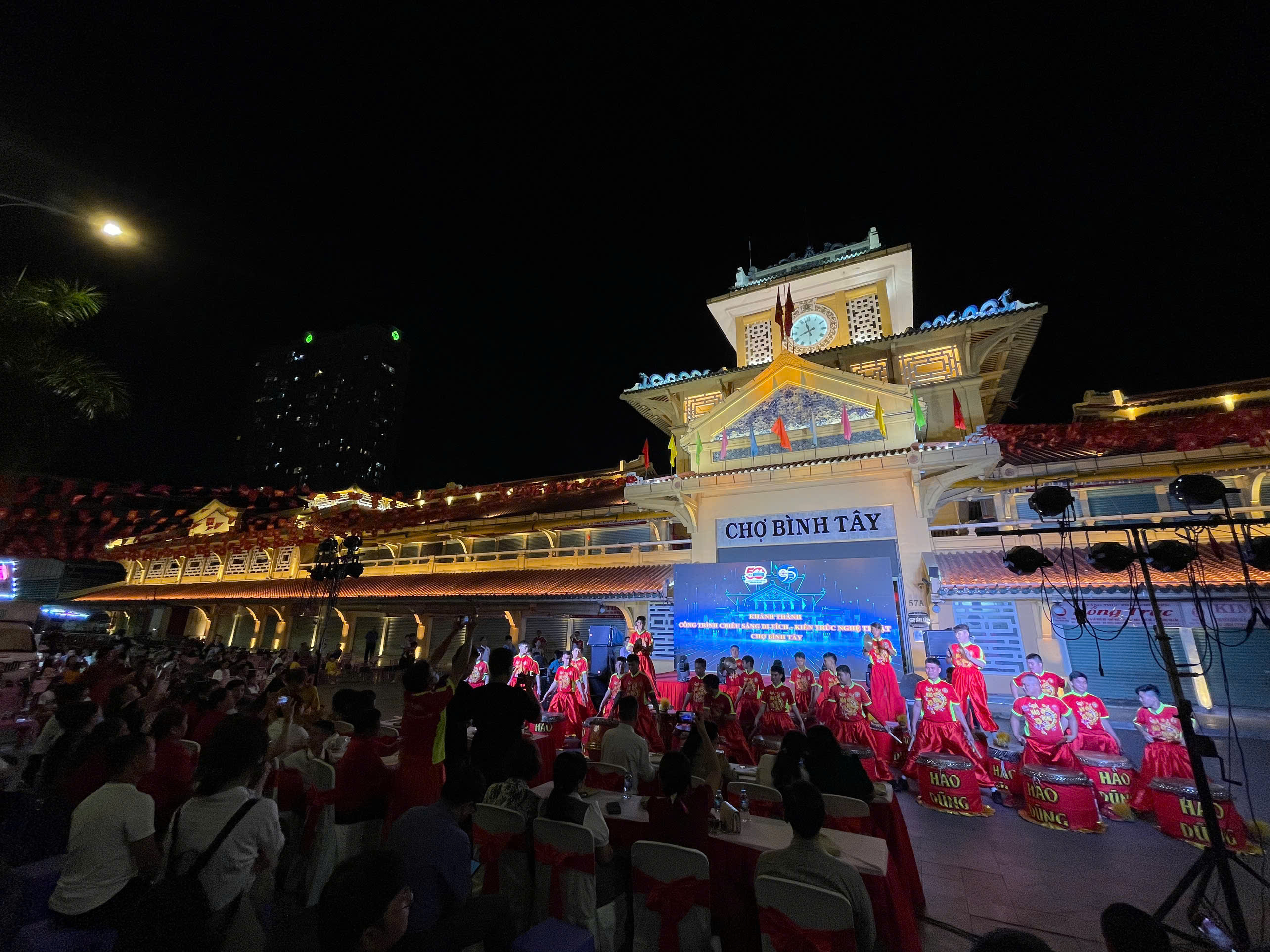 CHỢ BÌNH TÂY RẠNG RỠ DƯỚI ÁNH SÁNG MỚI – KHÁNH THÀNH CÔNG TRÌNH CHIẾU SÁNG DI TÍCH KIẾN TRÚC NGHỆ THUẬT