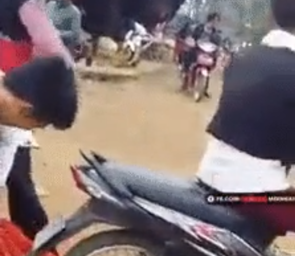 Sau khi bị nhóm thanh niên vây bắt, cô bé dân tộc giãy giụa, vùng vẫy để thoát thân nhưng không được. Dù được người dân khuyên ngăn cho rằng cô bé còn nhỏ còn phải về đi học nhưng hai thanh niên vẫn nhất quyết lôi kéo muốn đưa về nhà.