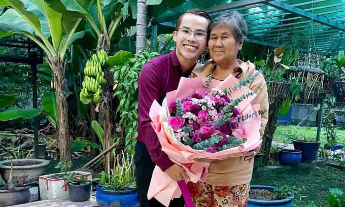 Người mẹ nuôi biến đứa trẻ mồ côi thành 'thủ lĩnh trẻ'