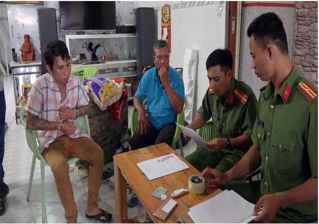 Hàng loạt nữ tiếp viên, chủ nhà hàng ở miền Tây bị bắt đóng tiền ‘bảo kê’