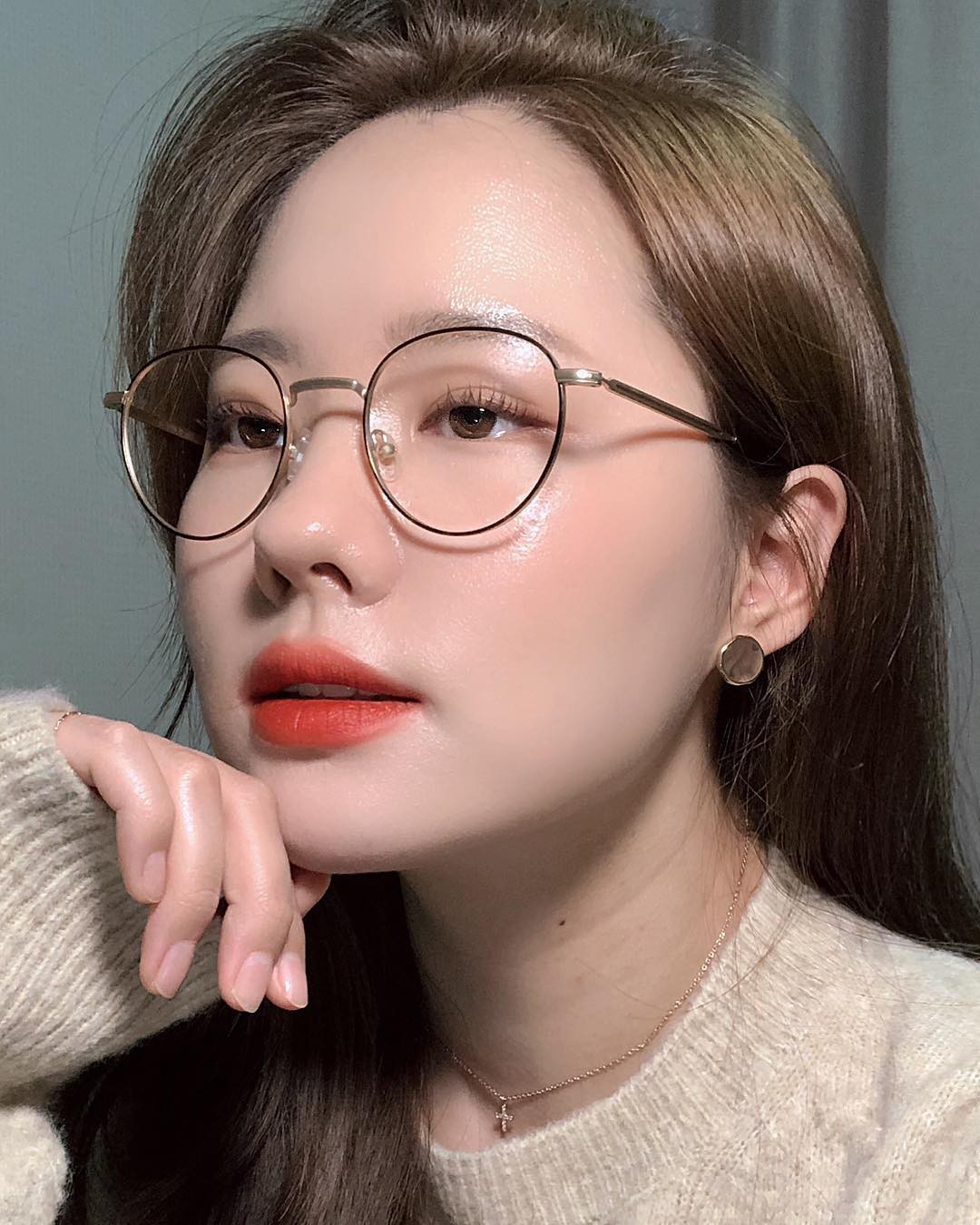 Nữ idol này chỉ dùng Vaseline để dưỡng da glass skin nhưng liệu bạn có nên bắt chước cô ấy?