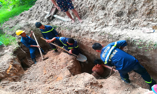 Cảnh sát cứu thanh niên bị đất vùi sâu hơn 2 m