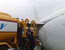 Hoãn chuyến hàng loạt vì sự cố thủng cánh máy bay 
