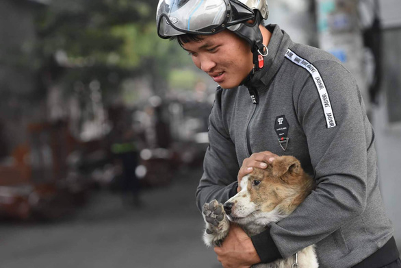 Anh công nhân lao vào cứu chú chó bị xích đang vùng vẫy trong đám cháy khiến nhiều người cảm động