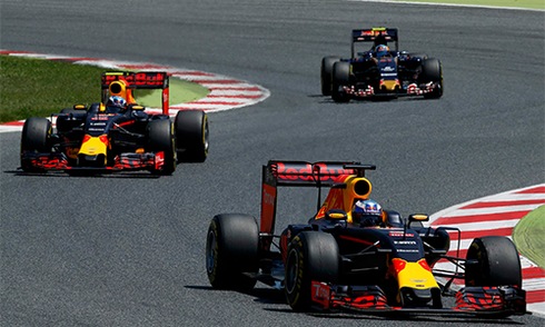 Hamilton - Rosberg tự ngáng chân, tân binh Verstappen thắng chặng