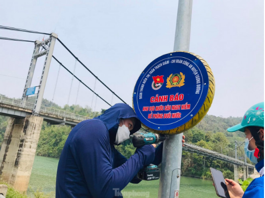 "Biến" lốp xe thành biển cảnh báo đuối nước
