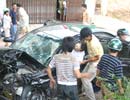 Ôtô lao xuống triền đê, 5 người bị thương 