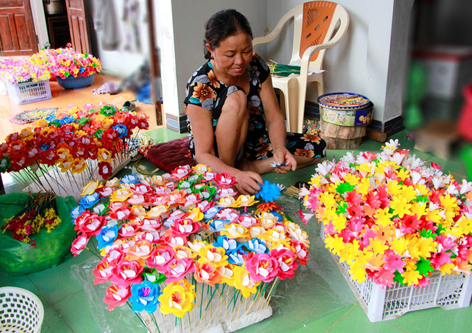 Người làng Thanh Tiên làm hoa giấy phục vụ Tết