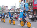 Giới trẻ đạp xe cổ động giao thông 