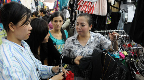 Hàng thời trang ngoại cuối năm lấn lướt