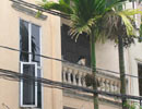 Một phụ nữ rơi từ tầng 4 