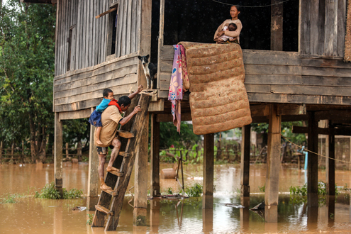 Đêm chạy lũ của người Việt ở Lào