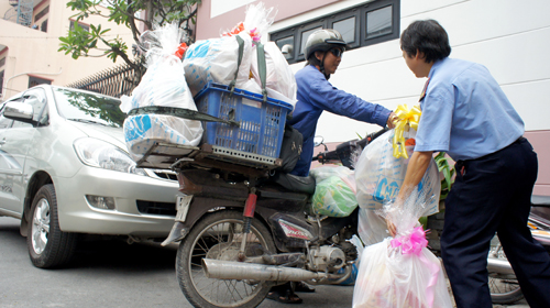 Ngồi nhà sắm Tết