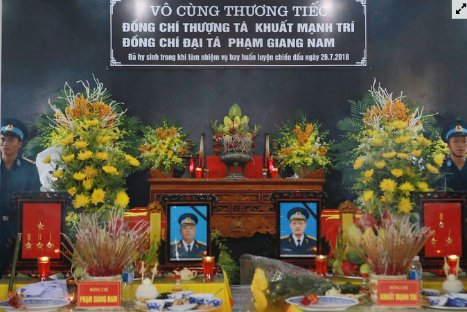 Đồng đội, người dân tiễn đưa hai phi công hy sinh về quê mẹ