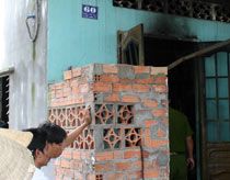 Bố dượng bị tố tưới xăng đốt cả nhà 