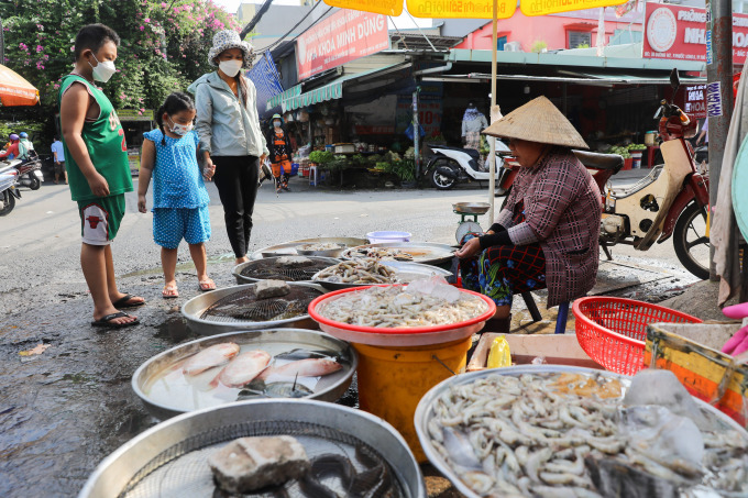 Chính phủ yêu cầu không để xăng dầu, thực phẩm tăng giá đột biến