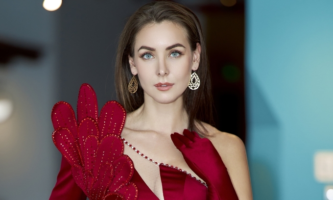 Phong cách Miss Universe 2005 khi công tác TP HCM